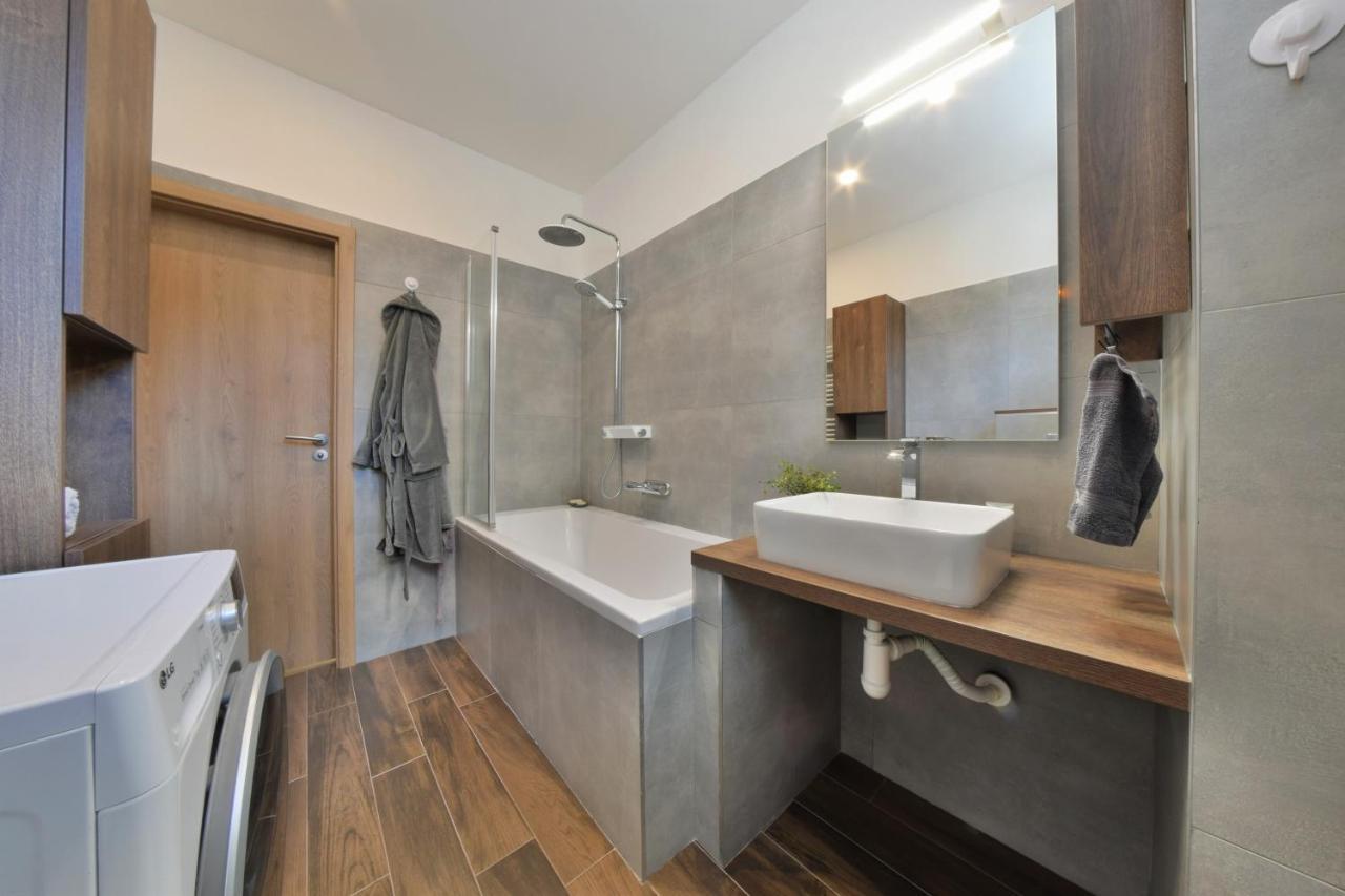 Big 75M2 Next To Opera Building In Direct Centrum, Air-Conditioned, Balcony, 24H Self Checking Banská Bystrica Buitenkant foto